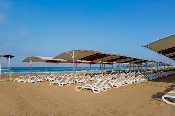 Strand mit vielen Liegestühlen und Sonnenschirmen des Side Royal Palace Hotel & Spa