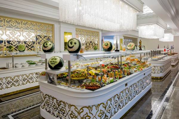Buffet im Side Royal Palace Hotel & Spa mit einer Vielzahl von Speisen, dekorativ serviert.
