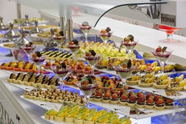 Buffetauswahl im Side Royal Palace Hotel & Spa mit verschiedenen Desserts in Gläsern.