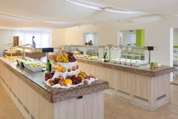 Buffetbereich im HSM Club Torre Blanca mit verschiedenen Früchten und Salaten.