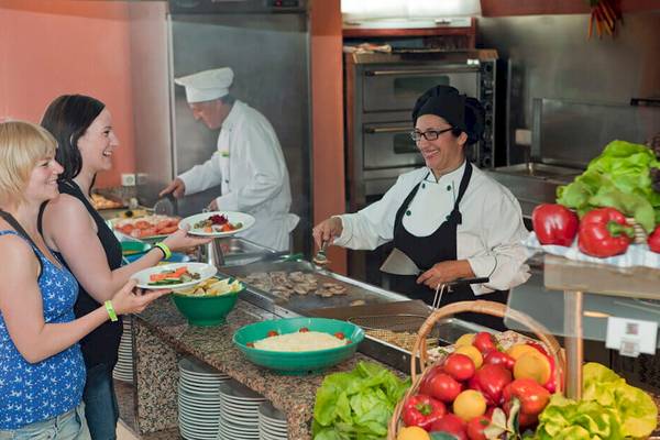 Frauen im Restaurant des HSM Club Torre Blanca, das Essen wird serviert.