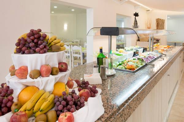 Buffettisch im HSM Club Torre Blanca mit verschiedenen Früchten und Salaten.