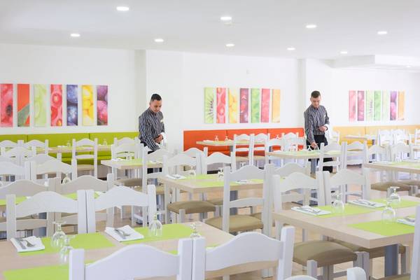 Mitarbeiter im HSM Club Torre Blanca Restaurant bereiten Tische vor