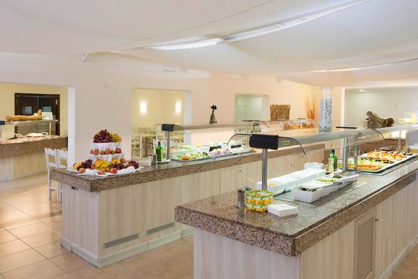 Buffetbereich im HSM Club Torre Blanca mit verschiedenen Speisen und Früchten.