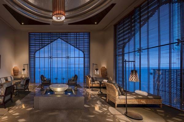 Loungebereich im Chedi Muscat mit Blick auf das Meer, modernen Möbeln und Deko-Elementen.