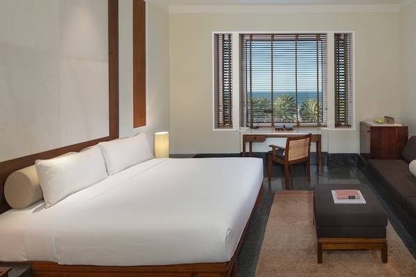 Das Schlafzimmer im Chedi Muscat Hotel mit Blick auf das Meer.