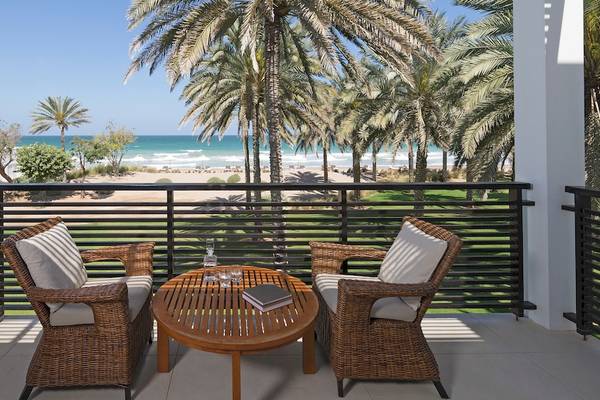 Balkon des Chedi Muscat mit Blick auf das Meer und Palmen