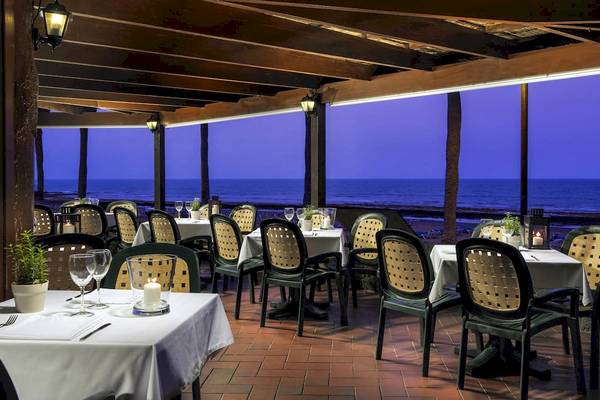 Terrassen-Restaurant des H10 Las Palmeras Hotels bei Nacht mit Blick auf das Meer