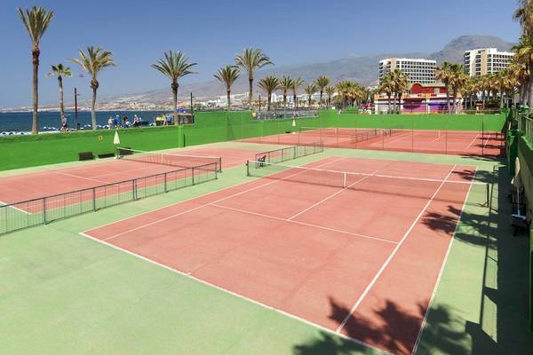 Tennisplatz im Freien neben einem Hotel namens H10 Las Palmeras