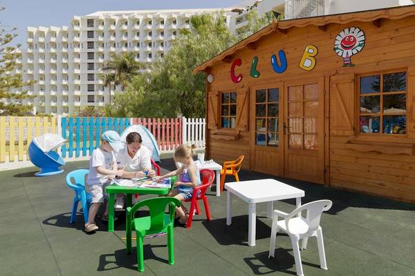 Kinder spielen im Clubbereich vor dem Hotel H10 Las Palmeras.