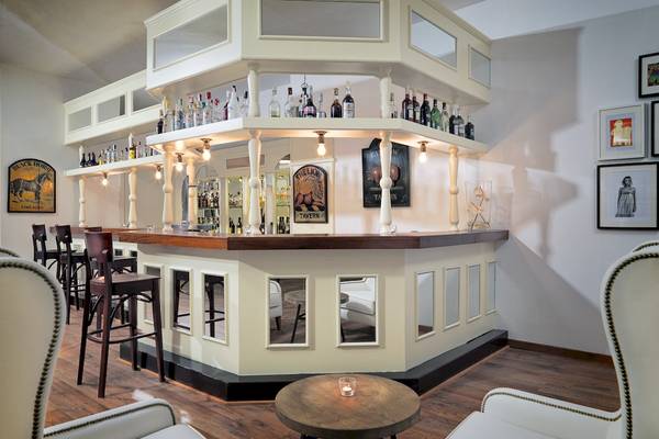 Barbereich des H10 Las Palmeras Hotels mit Theke, Stühlen und Dekor
