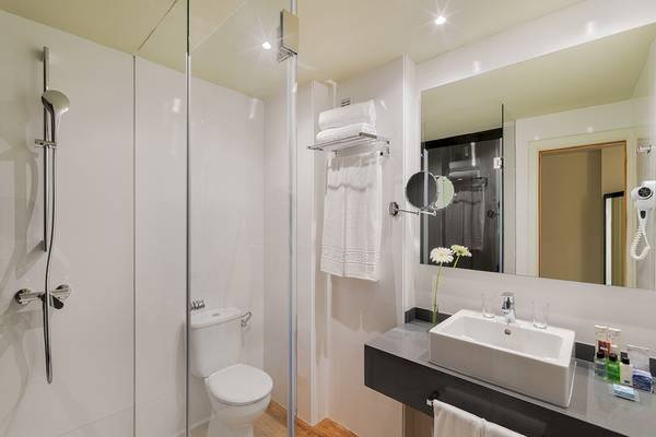 Badezimmer im H10 Las Palmeras Hotel mit einer Dusche und einem WC.