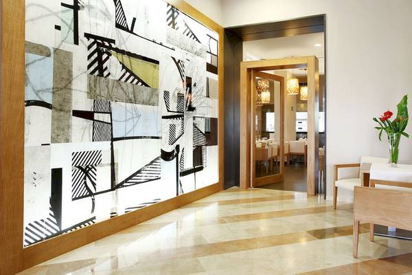 Innenbereich des H10 Las Palmeras Hotels mit moderner Wandgestaltung und Tisch
