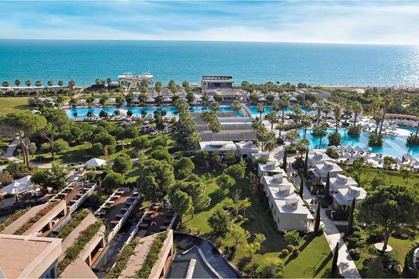 Luftaufnahme des Susesi Luxury Resorts mit mehreren Swimmingpools und einem Blick auf das Meer.