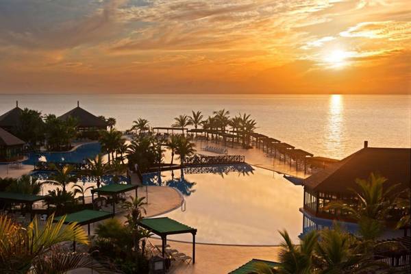 Tabaiba Princess Hotel mit Swimmingpool und Meer bei Sonnenuntergang