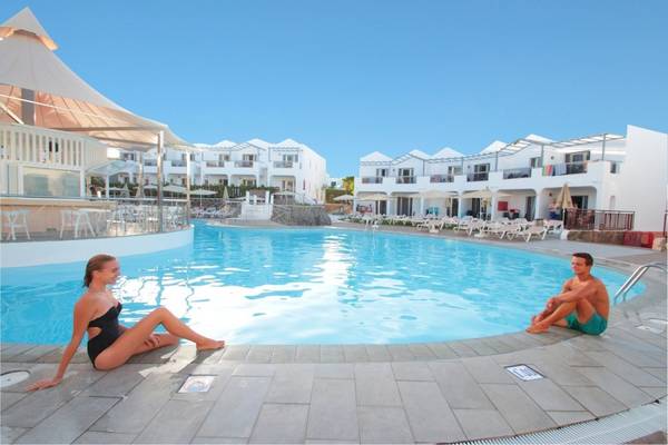 Paar am Poolbereich des Turbo Club Hotels sitzend