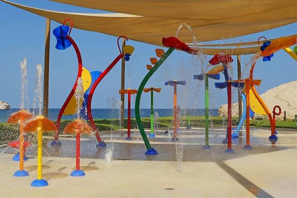 Wasserspielplatz im Shangri-La Barr Al Jissah Resort & Spa mit bunten Figuren und Wasserfontaenen