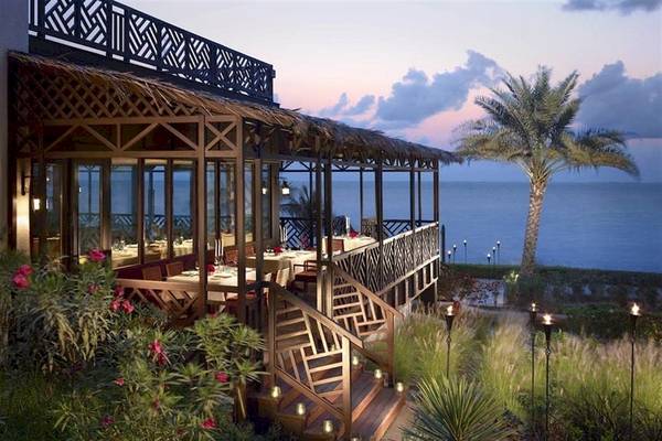 Außenbereich des Restaurants Shangri-La Barr Al Jissah Resort & Spa mit Blick auf das Meer.