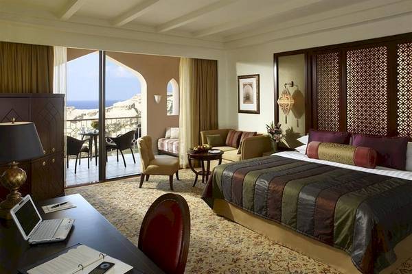 Hotelzimmer mit Meerblick und Arbeitsbereich im Shangri-La Barr Al Jissah Resort & Spa - Al Bandar