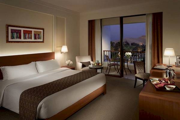 Hotelzimmer mit Balkon und Meerblick im Shangri-La Barr Al Jissah Resort & Spa.