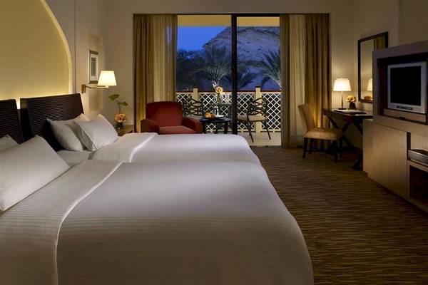 Doppelbett Zimmer mit Balkon im Hotel Shangri-La Barr Al Jissah