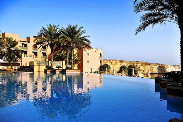 Ein großer Pool vor dem Shangri-La Barr Al Jissah Resort & Spa - Al Bandar Hotel