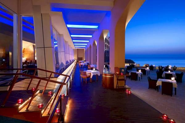 Abendessen auf der Terrasse des Shangri-La Barr Al Jissah Resort & Spa - Al Bandar mit Blick auf das Meer
