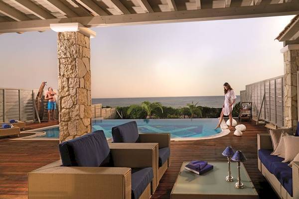 Terrasse mit Pool im Mitsis Royal Mare Thalasso & Spa Resort mit einem Mann und einer Frau