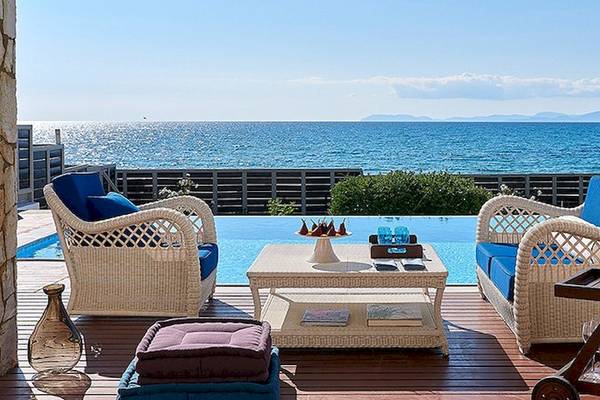 Terrasse des Mitsis Royal Mare Thalasso & Spa Resorts mit Blick auf das Meer
