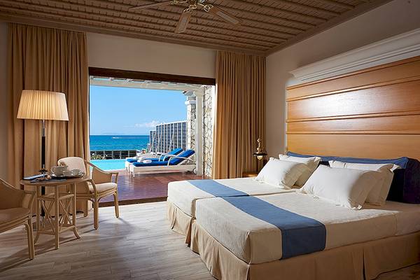 Zimmer im Mitsis Royal Mare Thalasso & Spa Resort mit Blick auf das Meer und den Poolbereich.
