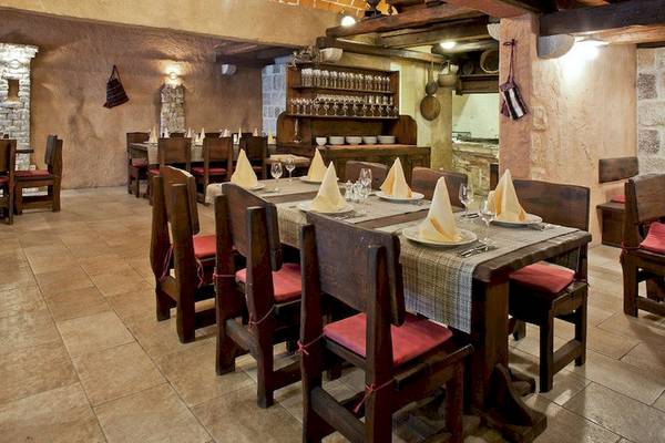 Ein Restauranttisch im BlueSun Hotel Berulia, gedeckt mit Tellern, Gläsern und Servietten.