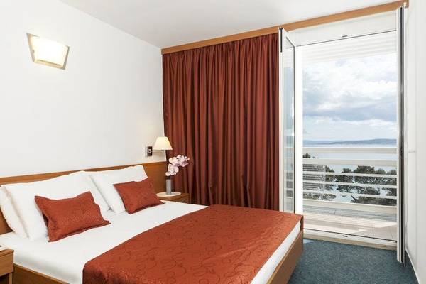 Hotelzimmer mit Doppelbett, Fenster und Meerblick im BlueSun Hotel Berulia