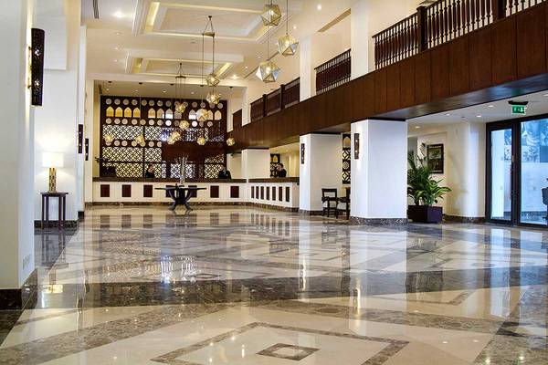 Lobby des Steigenberger Aqua Magic Hotels mit Marmorboden und Rezeptionstresen.