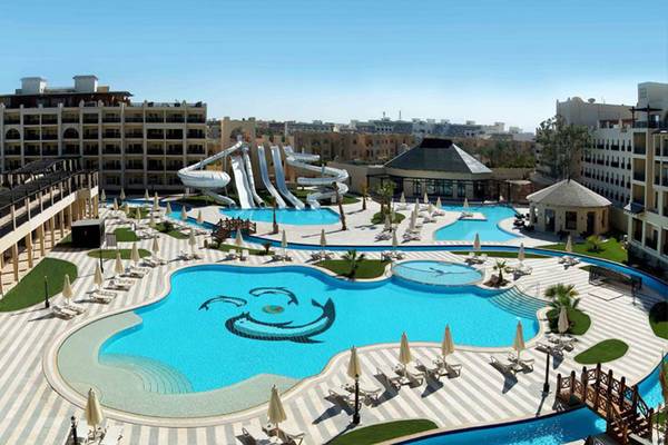 Luftaufnahme des Steigenberger Aqua Magic Hotels mit großen Swimmingpools und Wasserrutschen
