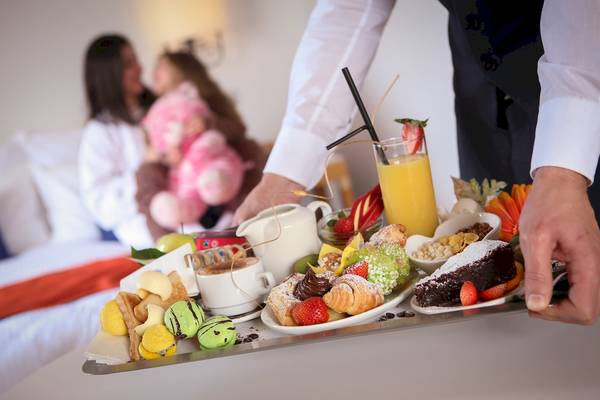 Frühstücksbuffet im Calypso Hotel mit verschiedenen Desserts und Getränken.