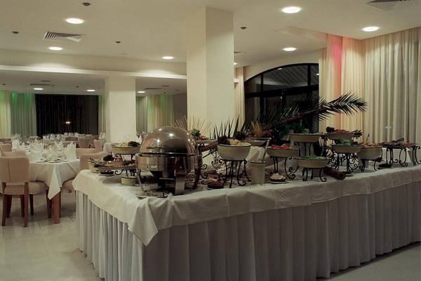 Buffettisch im Calypso Hotel mit verschiedenen Gerichten und Tischdecken.