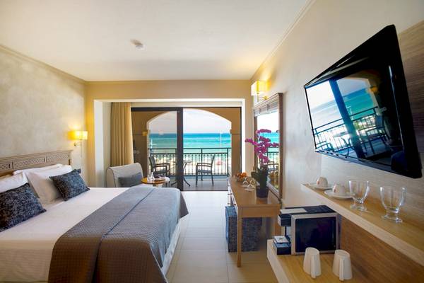 Innenansicht eines Zimmers im Atlantis Beach Hotel in Kreta mit Blick auf das Meer.