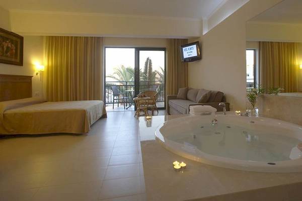 Suite im Atlantis Beach Hotel mit Jacuzzi und Ausblick auf die Palmen.