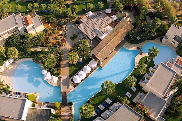 Luftaufnahme des Cretan Malia Park Hotels mit Blick auf den Strand und den Swimmingpool.