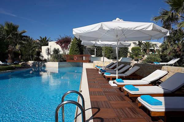 Poolbereich des Cretan Malia Park Hotels mit Liegen und Sonnenschirmen.