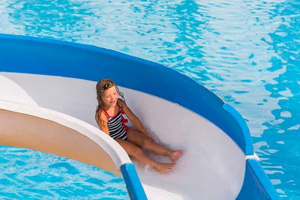 Mädchen rutscht auf einer Wasserrutsche im Hotel El Mouradi Skanes