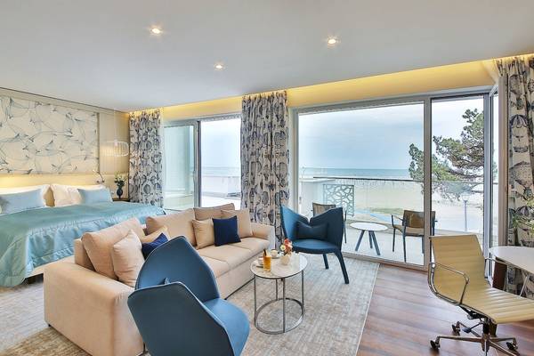 Innenansicht der Suite im Maritim Hotel Paradise Blue Albena mit Blick auf das Meer.