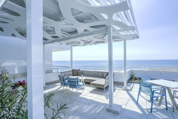Terrasse des Maritim Hotel Paradise Blue in Albena mit Blick auf das Meer.