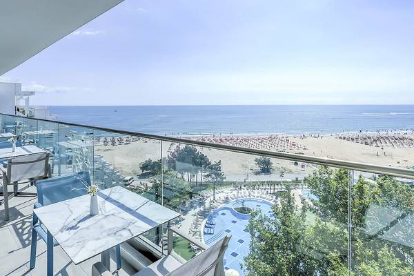 Blick vom Balkon des Maritim Hotel Paradise Blue Albena auf den Strand und das Meer