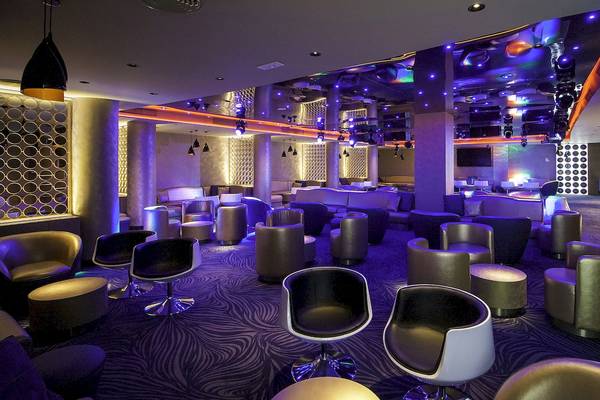 Loungebereich des Maritim Hotel Paradise Blue Albena mit violetten Beleuchtung und modernen Stühlen.