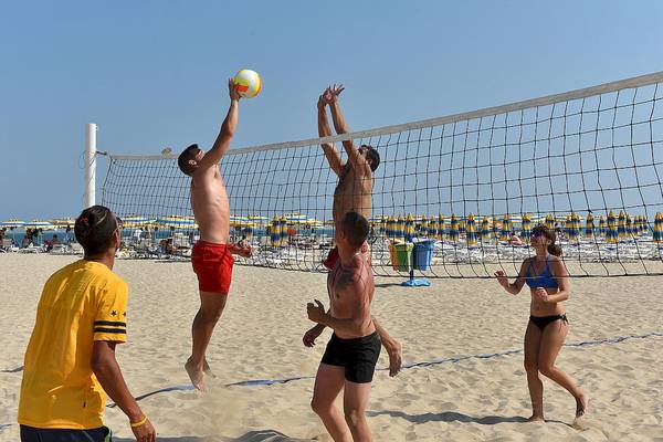 Männer spielen Volleyball auf dem Strand vor dem Maritim Hotel Paradise Blue in Albena.