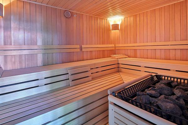 Innenansicht der Sauna im Maritim Hotel Paradise Blue Albena mit Holzbänken und Steinen.