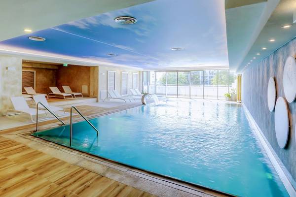 Innenpool des Maritim Hotel Paradise Blue Albena mit Lounge-Bereich und blauer Deckenbeleuchtung.