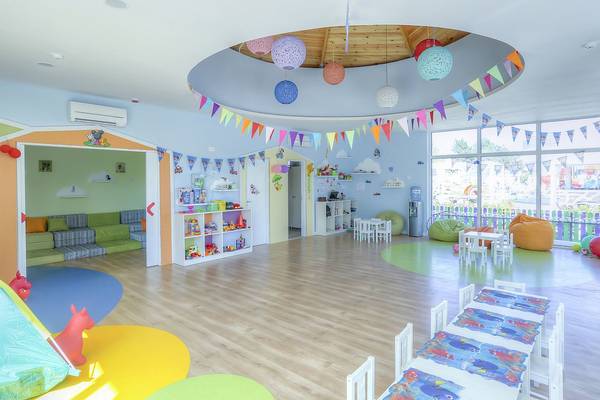 Kinderzimmer im Maritim Hotel Paradise Blue Albena mit bunten Möbeln und Dekor.