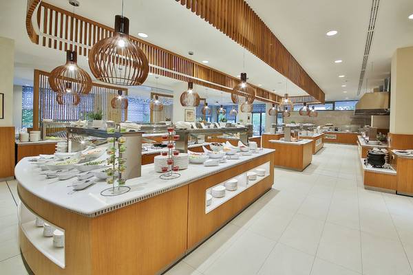 Innenansicht des Restaurants im Maritim Hotel Paradise Blue Albena mit vielen Speisen und Gerichten auf einer langen Theke.